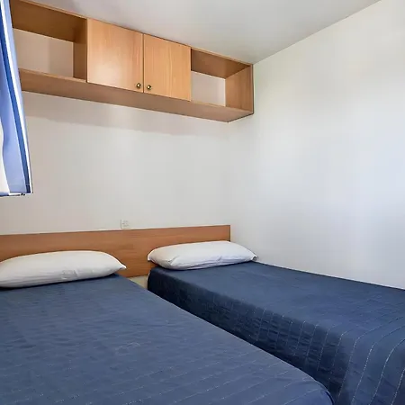 Cerca De La Playa Con Piscina, Jardin Campsite
